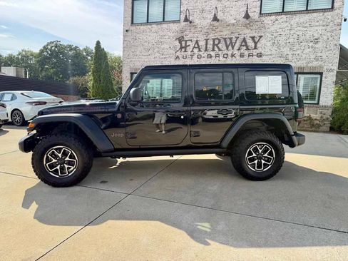 Used 2025 Jeep Wrangler Unlimited Rubicon w/ Convenience Group AWD/4WD image 10