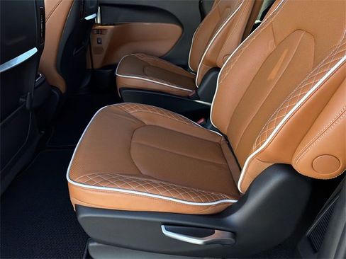 New 2026 Chrysler Pacifica Pinnacle image 18