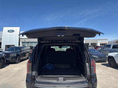 Used 2026 Chevrolet Suburban LT image 15