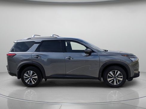 Used 2024 Nissan Pathfinder SL w/ Black Appearance Package FWD image 9