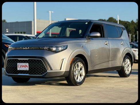Used 2025 Kia Soul LX w/ LX Technology Package FWD image 3