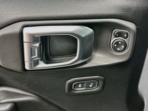 Used 2023 Jeep Wrangler Unlimited Rubicon 4xe AWD/4WD image 15