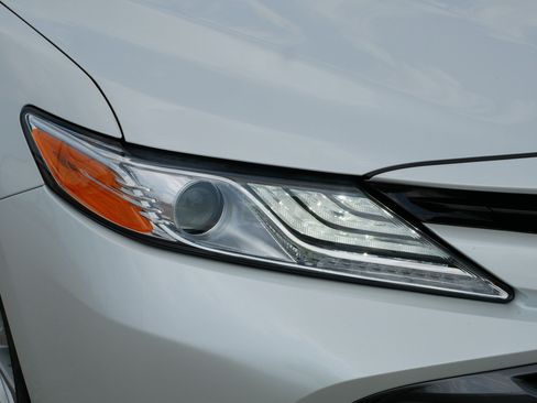 Used 2018 Toyota Camry XLE FWD image 16