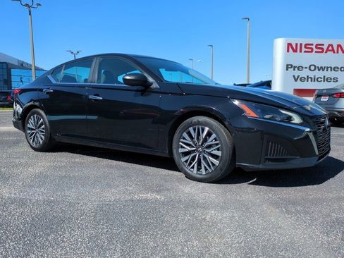 Used 2024 Nissan Altima 2.5 SV image 2