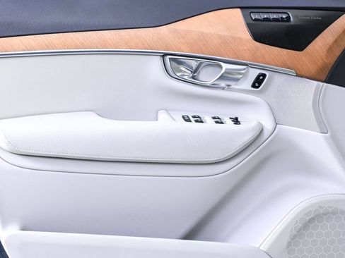 Certified 2022 Volvo XC90 T5 Momentum w/ Advanced Package image 8