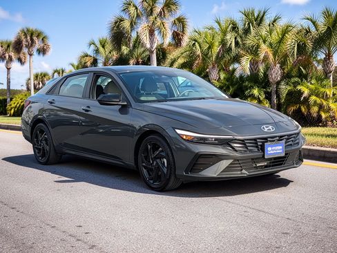 Certified 2026 Hyundai Elantra Sport FWD image 4