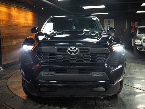 Used 2025 Toyota Tacoma SR5 AWD/4WD image 4