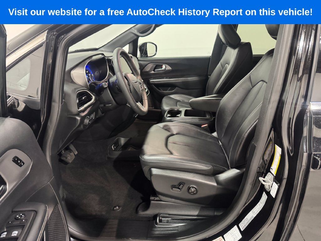 Used 2025 Chrysler Pacifica Select FWD image 15