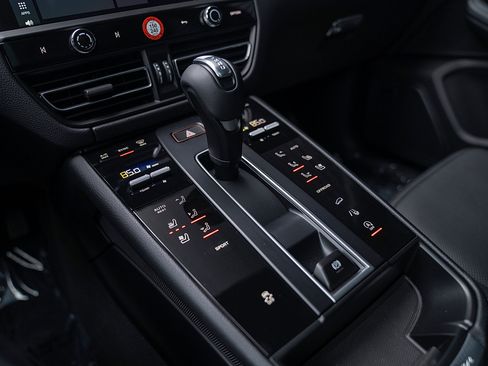 Certified 2026 Porsche Macan AWD/4WD image 14