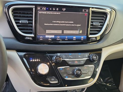 Certified 2023 Chrysler Pacifica Touring-L FWD image 12