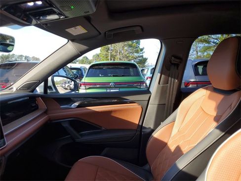 New 2026 Volkswagen Tiguan SEL R-Line image 17