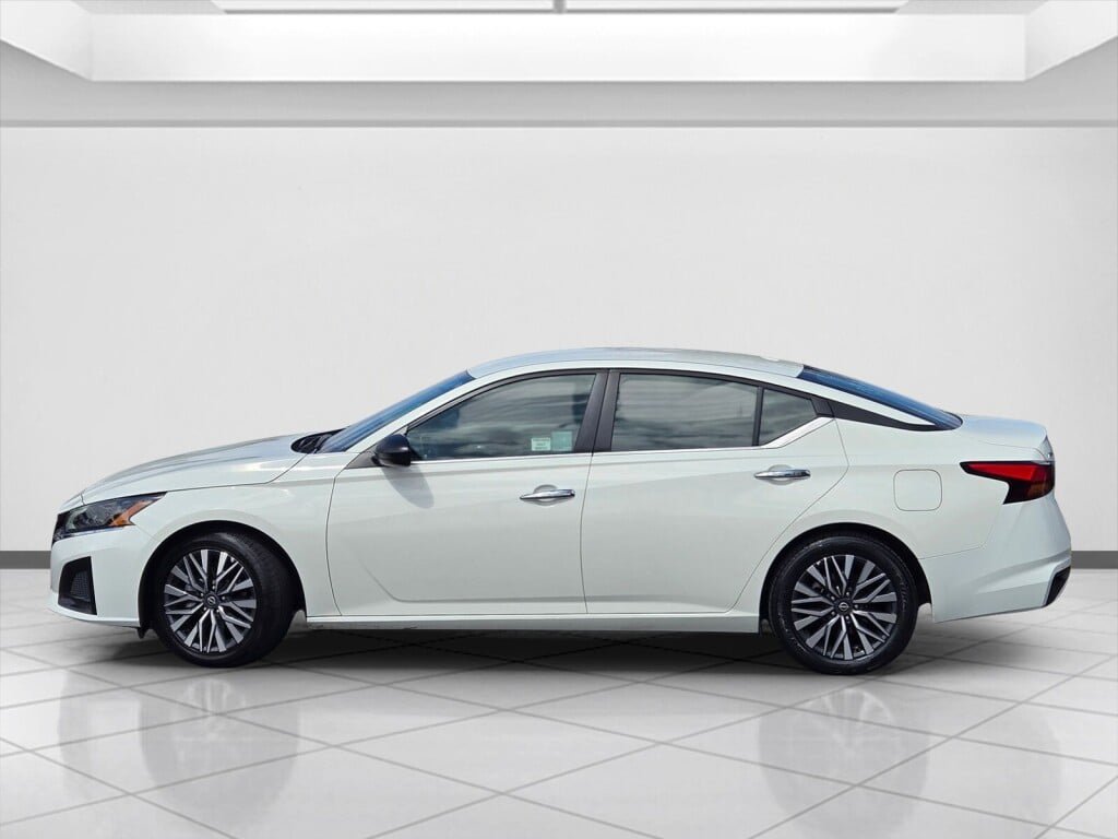 Used 2025 Nissan Altima 2.5 SV FWD image 8