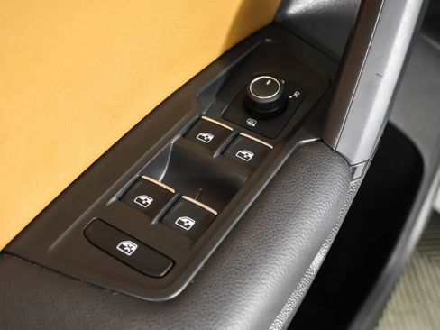 Used 2019 Volkswagen Tiguan SE w/ Panoramic Sunroof Package image 36