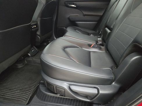 Used 2025 Toyota Highlander XLE image 32