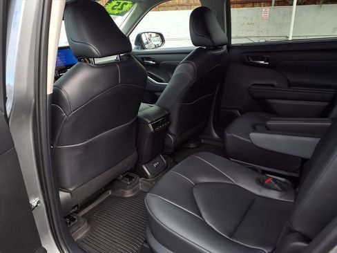 Certified 2025 Toyota Highlander XLE image 20