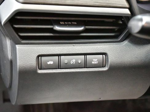 Used 2025 Nissan Altima 2.5 SV FWD image 13