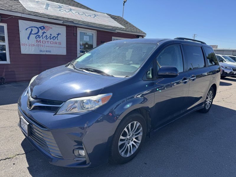 Used 2020 Toyota Sienna XLE w/ XLE Navigation Package FWD image 1