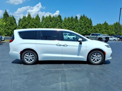 Used 2023 Chrysler Pacifica Touring-L FWD image 2