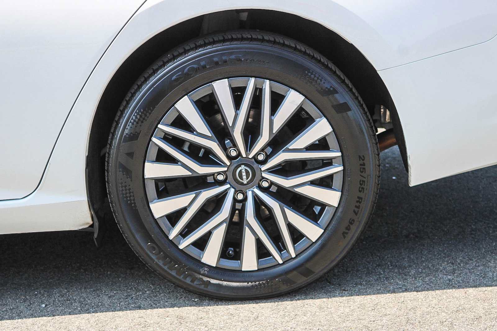 Used 2025 Nissan Altima 2.5 SV FWD image 10