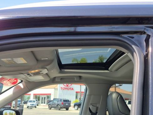 Used 2025 Toyota Highlander XLE FWD image 15