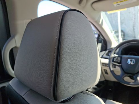Used 2025 Honda Odyssey Elite image 9