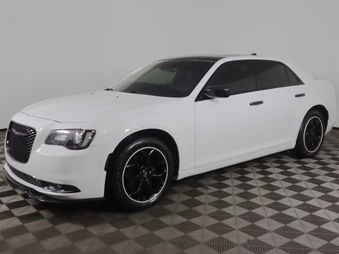 Used 2018 Chrysler 300 S image 7