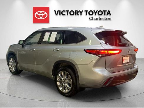 Used 2022 Toyota Highlander Limited AWD/4WD image 3