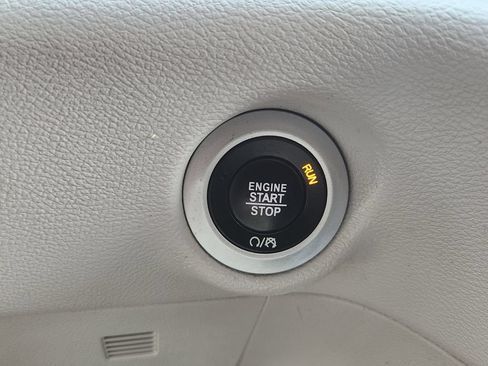 Used 2017 Chrysler Pacifica Touring w/ Tire & Wheel Group FWD image 20