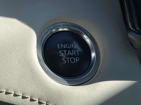 Used 2024 Toyota Highlander XLE FWD image 31