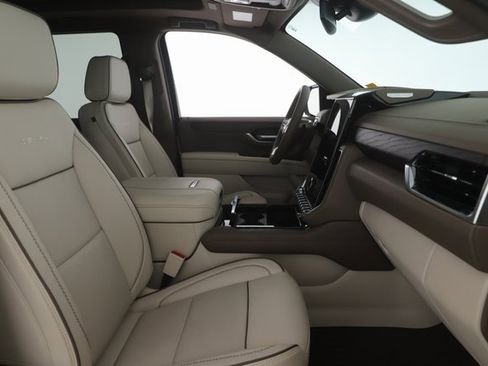 Used 2025 GMC Yukon Denali w/ Sun & Power Step Package image 38