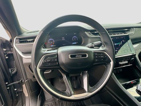 Used 2022 Jeep Grand Cherokee Altitude image 11