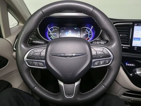 Used 2023 Chrysler Pacifica Touring-L FWD image 31