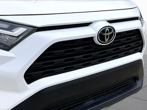 Used 2025 Toyota RAV4 XLE FWD image 30
