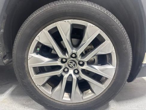 Used 2022 Toyota RAV4 XLE Premium FWD image 4