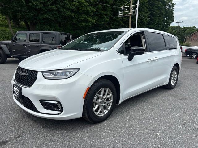 Used 2024 Chrysler Pacifica Touring-L FWD image 3