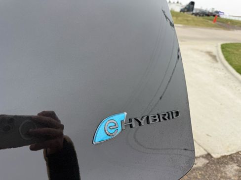 Used 2021 Chrysler Pacifica Limited w/ Uconnect Theater Family Group image 23