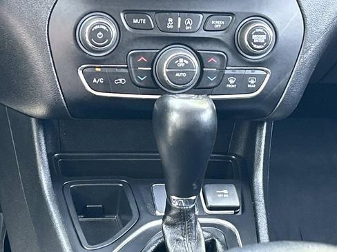 Used 2022 Jeep Cherokee Latitude Lux w/ Mopar Interior Package FWD image 27