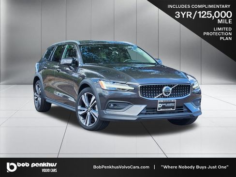 Used 2025 Volvo V60 B5 Cross Country Plus AWD/4WD image 1