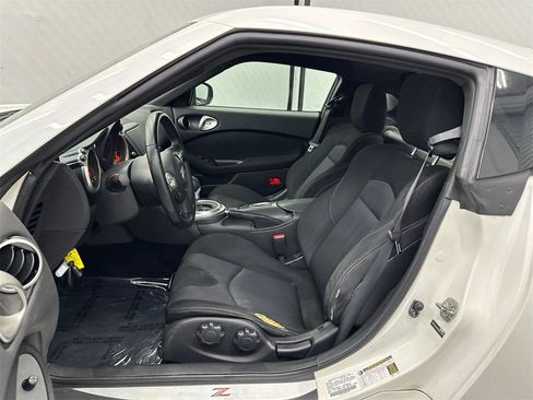 Used 2016 Nissan 370Z Coupe image 9