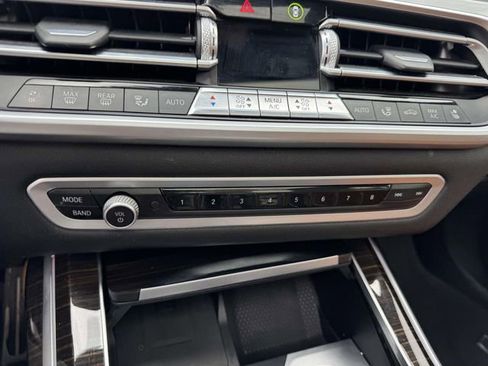 Used 2021 BMW X7 xDrive40i w/ M Sport Package AWD/4WD image 38
