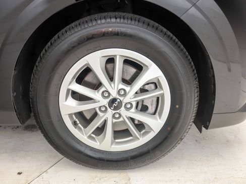 Used 2022 Kia Carnival LX image 31