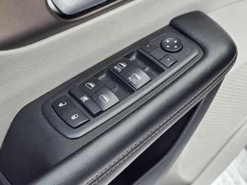 Used 2017 Chrysler Pacifica Touring image 16