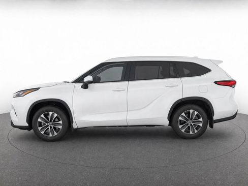 Used 2023 Toyota Highlander XLE AWD/4WD image 6