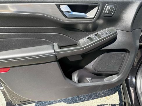 Used 2022 Ford Escape Titanium image 18