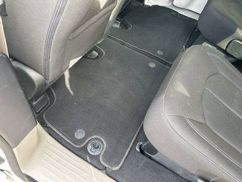 Used 2023 Chrysler Voyager LX image 14