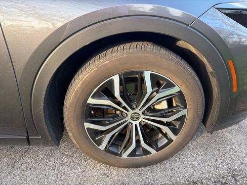 Used 2023 Toyota Crown Limited image 14