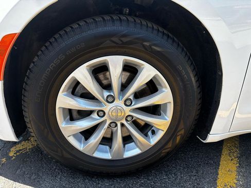 Used 2018 Chrysler Pacifica Touring-L FWD image 11