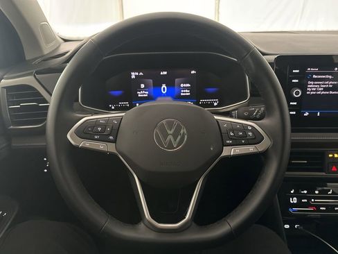 Used 2025 Volkswagen Taos SE AWD/4WD image 21