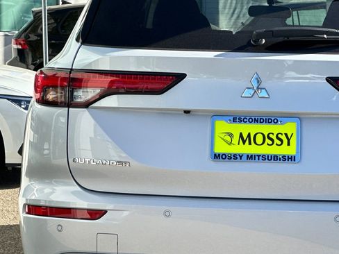 New 2025 Mitsubishi Outlander SE image 27