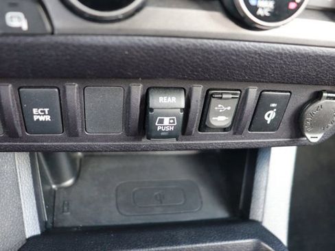 Used 2018 Toyota Tacoma TRD Sport image 15